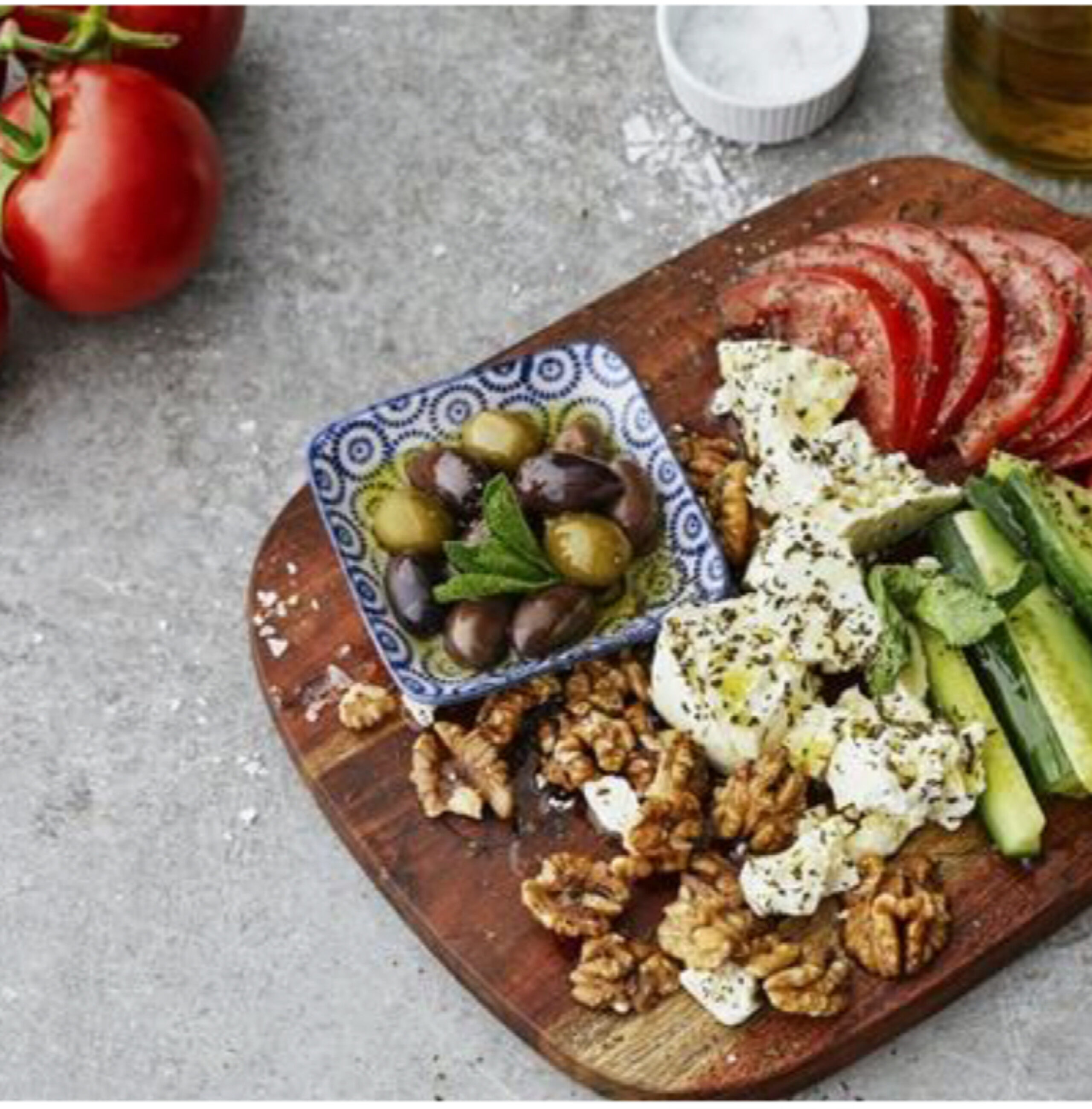 Low-carb vegetarian Mediterranean breakfast plate