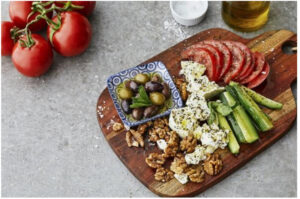 Read more about the article Low-carb vegetarian Mediterranean breakfast plate