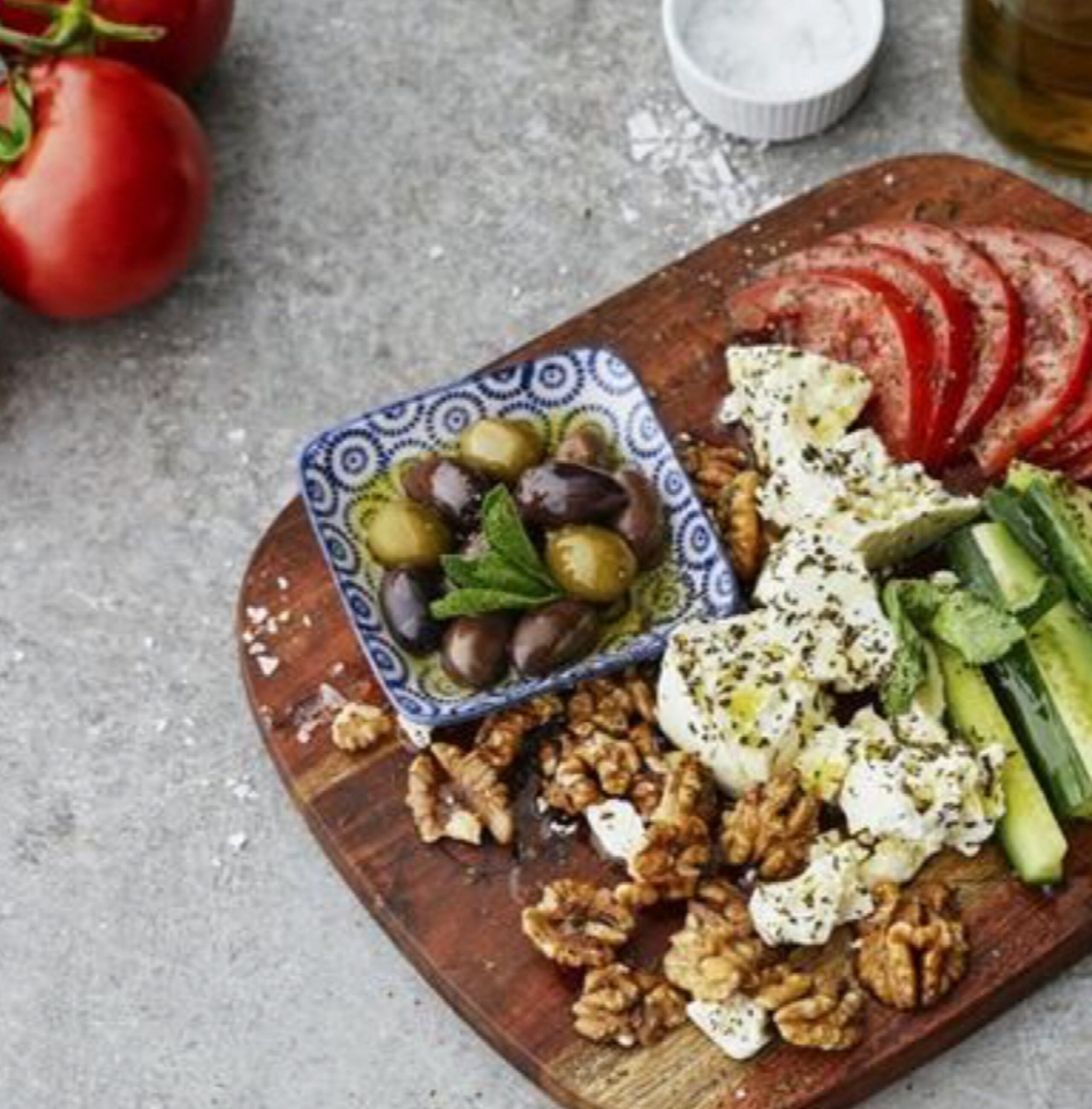 Low-carb vegetarian Mediterranean breakfast plate