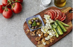 Read more about the article Low-carb vegetarian Mediterranean breakfast plate