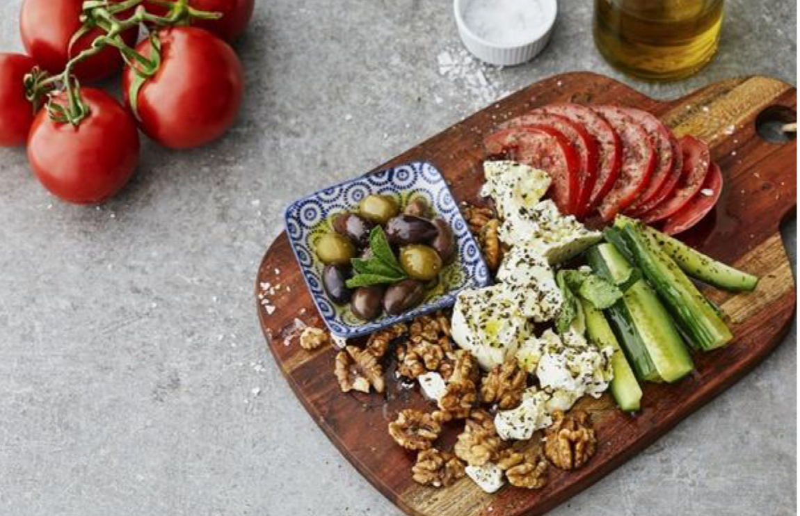 You are currently viewing Low-carb vegetarian Mediterranean breakfast plate